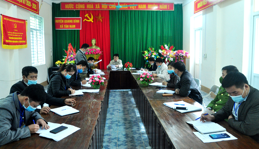Lãnh đạo Văn phòng Điều phối Chương trình Mục tiêu quốc gia xây dựng NTM tỉnh phát biểu tại buổi làm việc tại xã Tân Nam.
