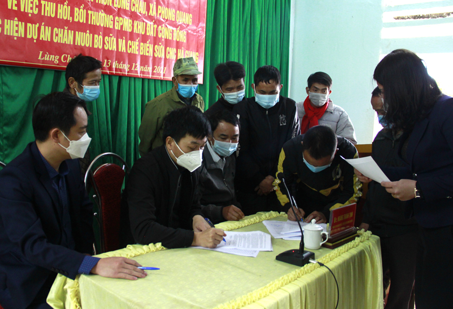 Lãnh đạo huyện Vị Xuyên, Công ty TNHH chăn nuôi và chế biến sữa công nghệ cao Hà Giang và nhân dân Lùng Châu ký biên bản thống nhất các nội dung tại buổi đối thoại.