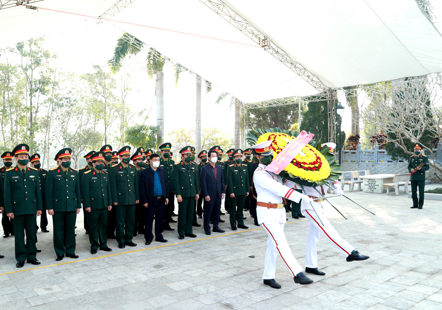 Đoàn công tác Quân ủy T.Ư và Bộ Quốc Phòng cùng các đồng chí lãnh đạo tỉnh dâng hoa tại Nghĩa trang Liệt sĩ quốc gia Vị Xuyên