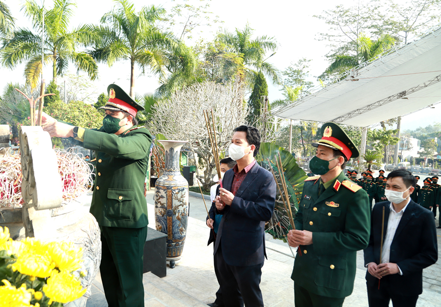 Trung tướng Phùng Sĩ Tấn; Bí thư Tỉnh ủy Đặng Quốc Khánh và Phó Tư lệnh Quân Khu 2 Đinh Mạnh Phác dâng hương