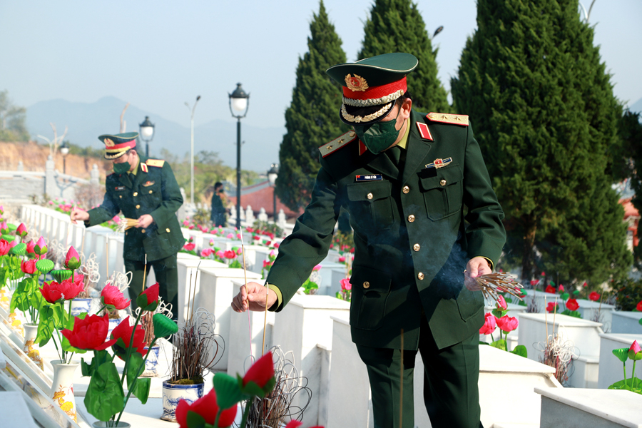 Phó Tổng tham mưu trưởng Quân đội Nhân dân Việt Nam Phùng Sĩ Tấn thắp hương các phần mộ