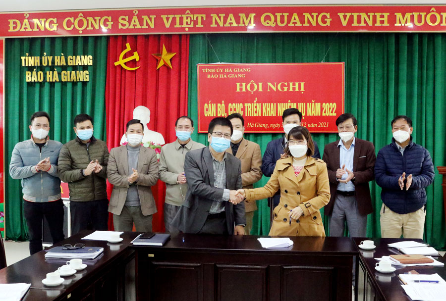 Tổng Biên tập và Công đoàn Báo Hà Giang ký kết nội dung, chỉ tiêu phong trào thi đua năm 2022.