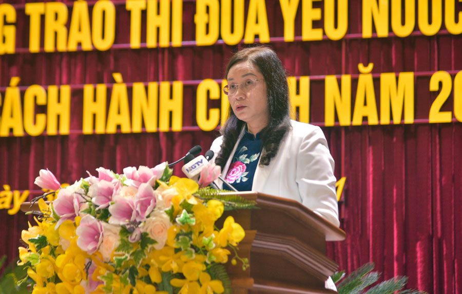 Phó Chủ tịch UBND tỉnh Hà Thị Minh Hạnh điều hành phần tham luận tại hội nghị.
