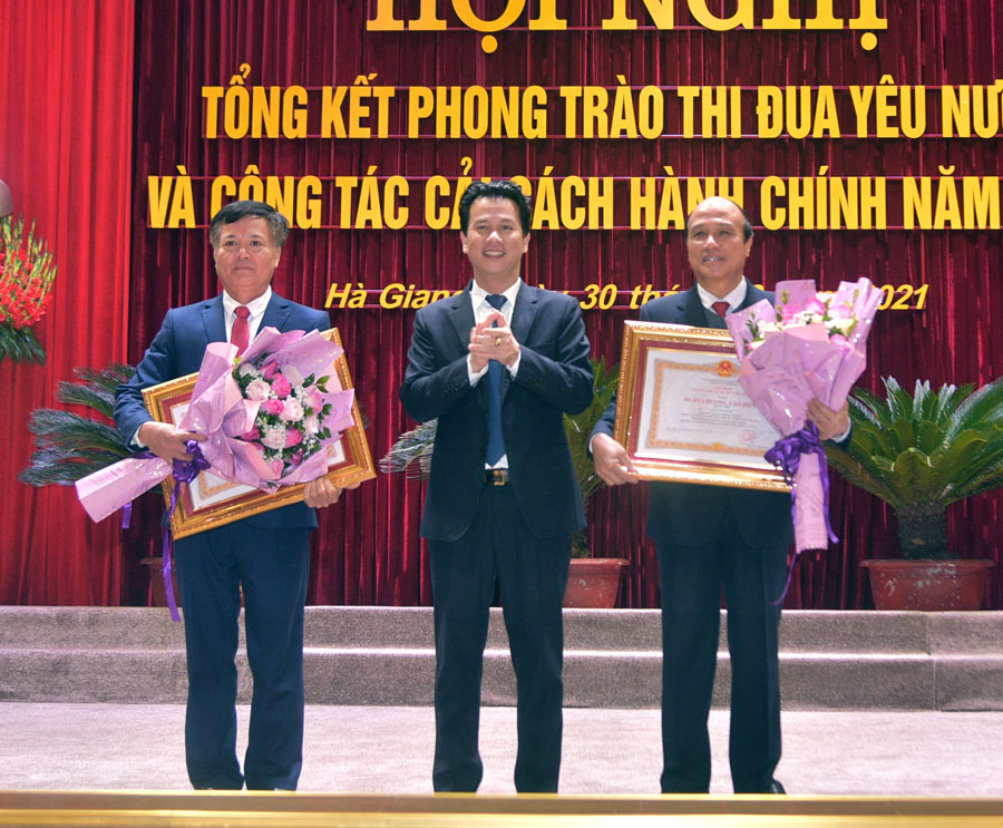 Thừa ủy quyền của Chủ tịch nước, Bí thư Tỉnh ủy Đặng Quốc Khánh trao Huân chương Lao động cho các cá nhân 