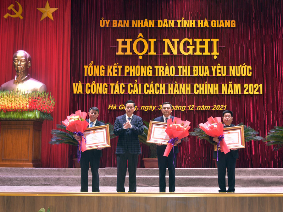 Thừa ủy quyền của Thủ tướng Chính phủ, Chủ tịch UBND tỉnh Nguyễn Văn Sơn trao Bằng khen cho các tập thể vì đã có thành tích trong công tác tổ chức bầu cử đại biểu Quốc hội khóa XV và đại biểu HĐND các cấp nhiệm kỳ 2021 – 2026.