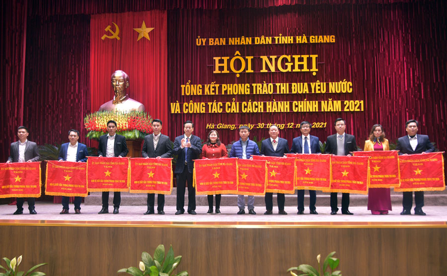 Chủ tịch UBND tỉnh Nguyễn Văn Sơn trao Cờ thi đua cho các đơn vị.