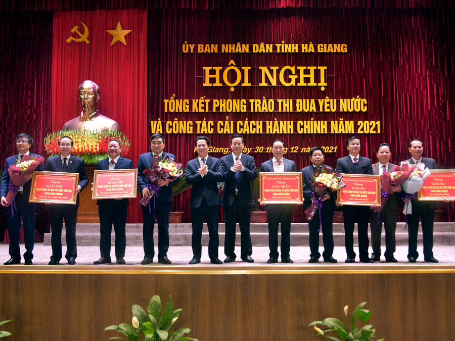 Các đồng chí lãnh đạo tỉnh trao giải cho các đơn vị đạt giải Nhất, Nhì, Ba trong phong trào thi đua năm 2021.