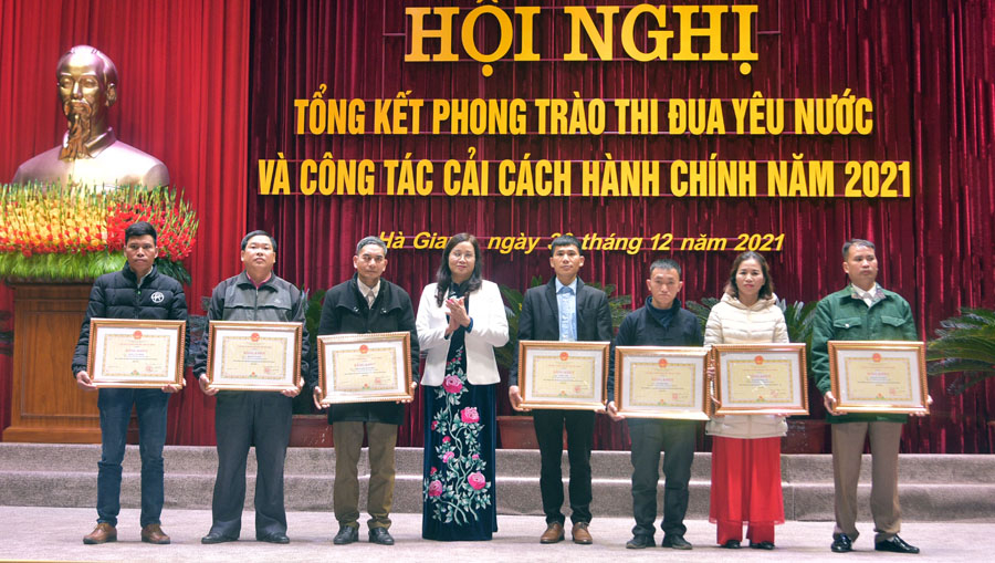 Phó Chủ tịch UBND tỉnh Hà Thị Minh Hạnh trao Bằng khen của UBND tỉnh cho các cá nhân, đơn vị tiêu biểu trong phong trào thi đua năm 2021.
