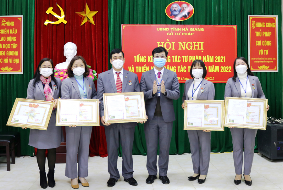 Lãnh đạo Sở Tư pháp trao huy hiệu vì sự nghiệp phát triển tỉnh Hà Giang của UBND tỉnh cho các cá nhân