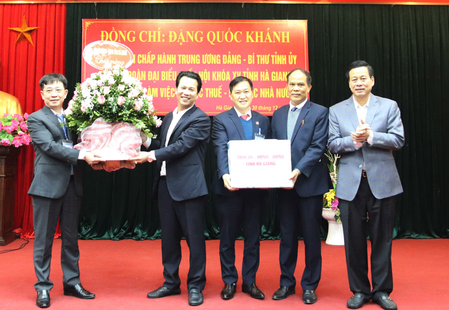 Bí thư Tỉnh ủy Đặng Quốc Khánh và Chủ tịch UBND tỉnh Nguyễn Văn Sơn tặng hoa và quà cho Kho bạc Nhà nước tỉnh.