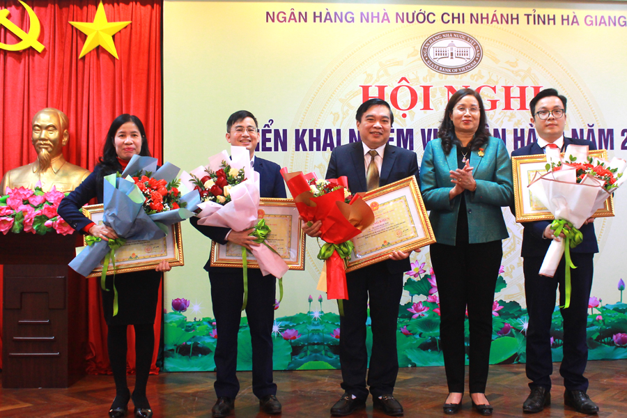 Đồng chí Hà Thị Minh Hạnh, Phó Chủ tịch UBND tỉnh trao Bằng khen của Chủ tịch UBND tỉnh cho các cá nhân có thành tích xuất sắc trong công tác