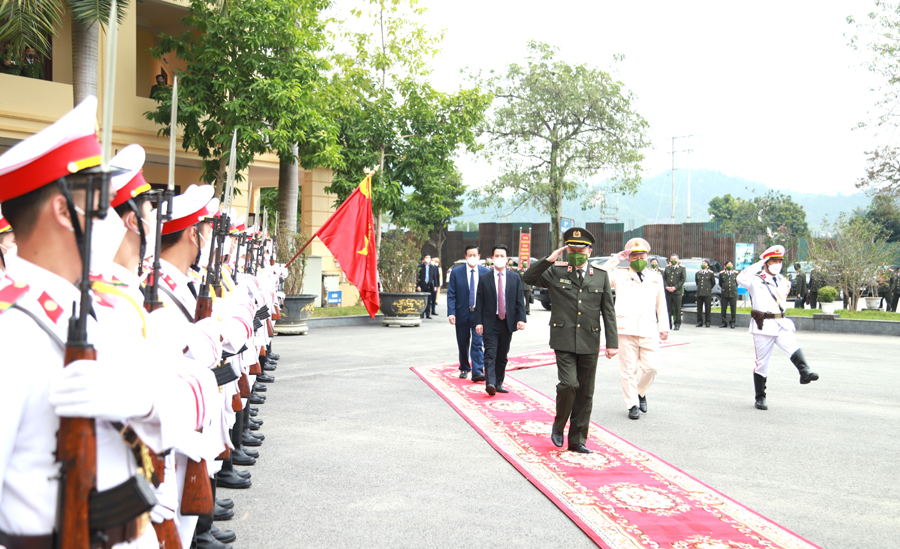 Bộ trưởng Công an Tô Lâm thăm, làm việc, tặng quà Tết Công an tỉnh