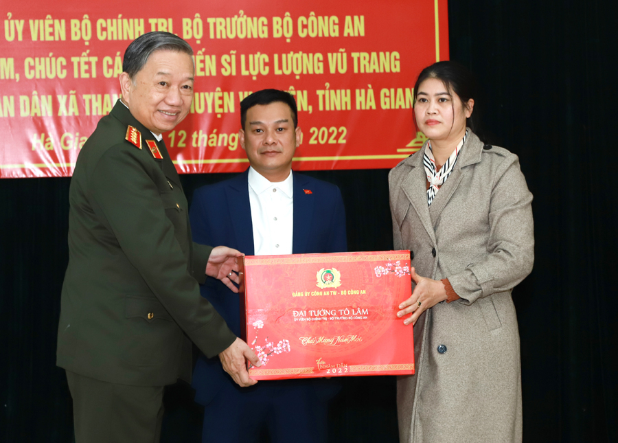 Bộ trưởng Công an Tô Lâm tặng quà Tết cấp ủy, chính quyền xã Thanh Thủy