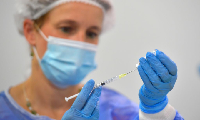 Nhân viên y tế chuẩn bị mũi tiêm vaccine Covid-19 tại Dresden, Đức, hồi tháng 7/2021. 