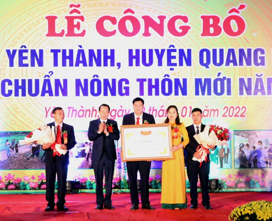 Phó Chủ tịch UBND tỉnh Trần Đức Quý trao Bằng công nhận  đạt chuẩn NTM cho Đảng bộ, chính quyền và nhân dân xã Yên Thành.