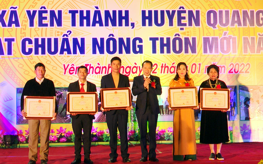 Phó Chủ tịch UBND tỉnh Trần Đức Quý trao Bằng khen của Chủ tịch UBND tỉnh cho các tập thể có thành tích xuất sắc.