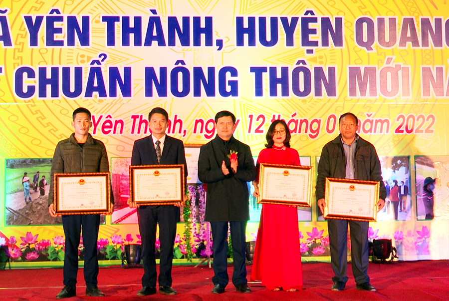 Lãnh đạo huyện Quang Bình trao Giấy khen cho các tập thể có thành tích trong phong trào xây dựng NTM.