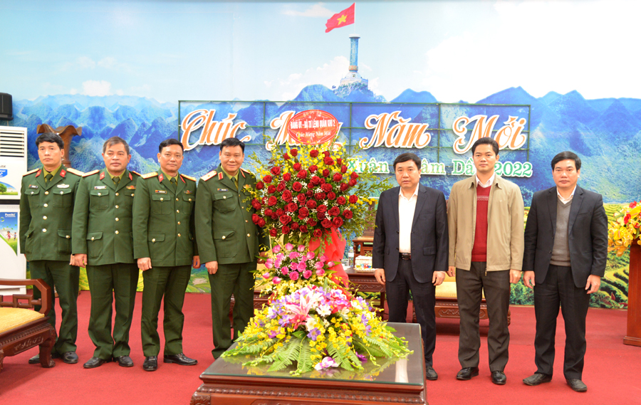 Đoàn công tác Quân khu II trao lẵng hoa chúc Tết Thường trực Tỉnh ủy – HĐND – UBND - Ủy ban MTTQ tỉnh ta.
