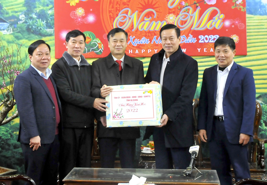 Chủ tịch UBND tỉnh Nguyễn Văn Sơn tặng quà Tết Đảng bộ, chính quyền huyện Xín Mần. 