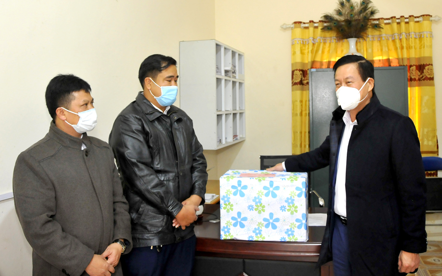 Chủ tịch UBND tỉnh Nguyễn Văn Sơn tặng quà Tết Đảng bộ, chính quyền thị trấn Cốc Pài.
