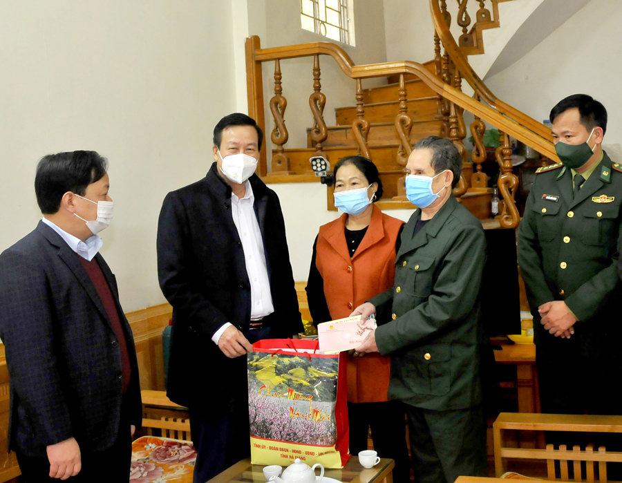 Chủ tịch UBND tỉnh Nguyễn Văn Sơn tặng quà, chúc Tết thương binh Sin Kháy Chà, tổ 3, thị trấn Cốc Pài.