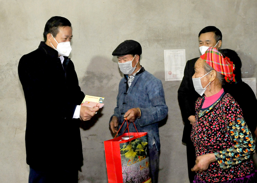 Chủ tịch UBND tỉnh Nguyễn Văn Sơn tặng quà gia đình ông Sùng Quáng Lìn, hộ nghèo thôn Xín Mần, xã Xín Mần.