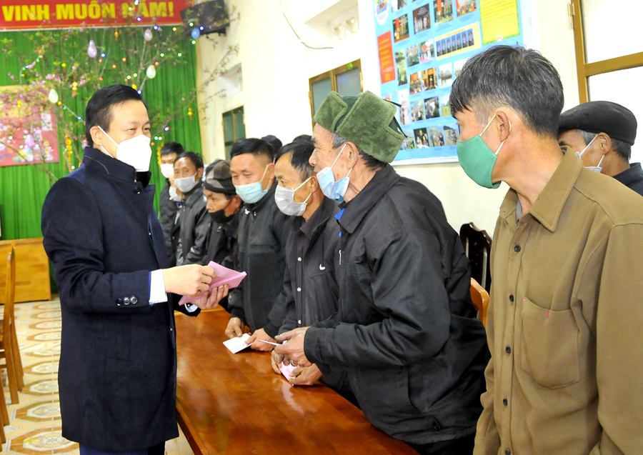 Chủ tịch UBND tỉnh Nguyễn Văn Sơn tặng quà Tết người có uy tín trên địa bàn các xã biên giới huyện Xín Mần.