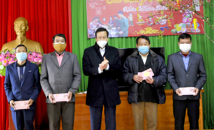 Chủ tịch UBND tỉnh Nguyễn Văn Sơn tặng quà Tết và gửi quà tặng hộ nghèo cho Ủy ban MTTQ các xã biên giới huyện Xín Mần.