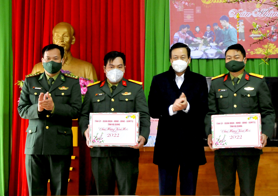 Chủ tịch UBND tỉnh Nguyễn Văn Sơn và lãnh đạo Bộ Chỉ huy BĐBP tỉnh tặng quà Tết cho Đội kinh tế quốc phòng 313.