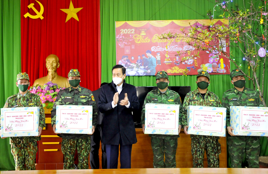 Chủ tịch UBND tỉnh Nguyễn Văn Sơn tặng quà Tết các chốt kiểm soát của Đồn Biên phòng cửa khẩu Xín Mần.