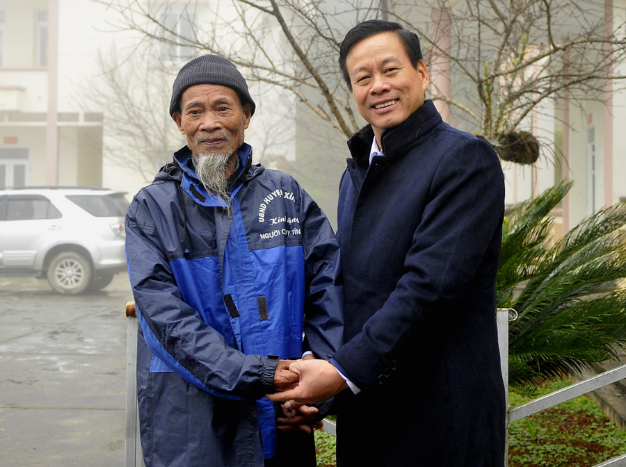 Chủ tịch UBND tỉnh Nguyễn Văn Sơn chụp ảnh kỷ niệm với ông Lù Pân Vu, 82 tuổi, người có uy tín thôn Sả Chải, xã Nàn Xỉn.