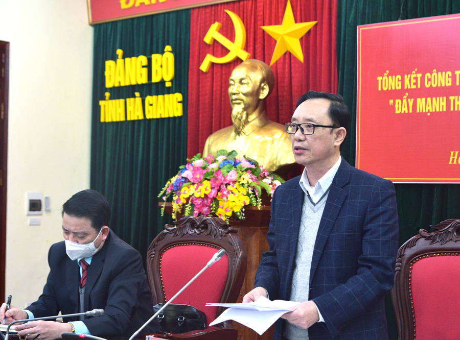 Phó Bí thư Thường trực Tỉnh ủy, Chủ tịch HĐND tỉnh Thào Hồng Sơn thảo luận tại hội nghị.