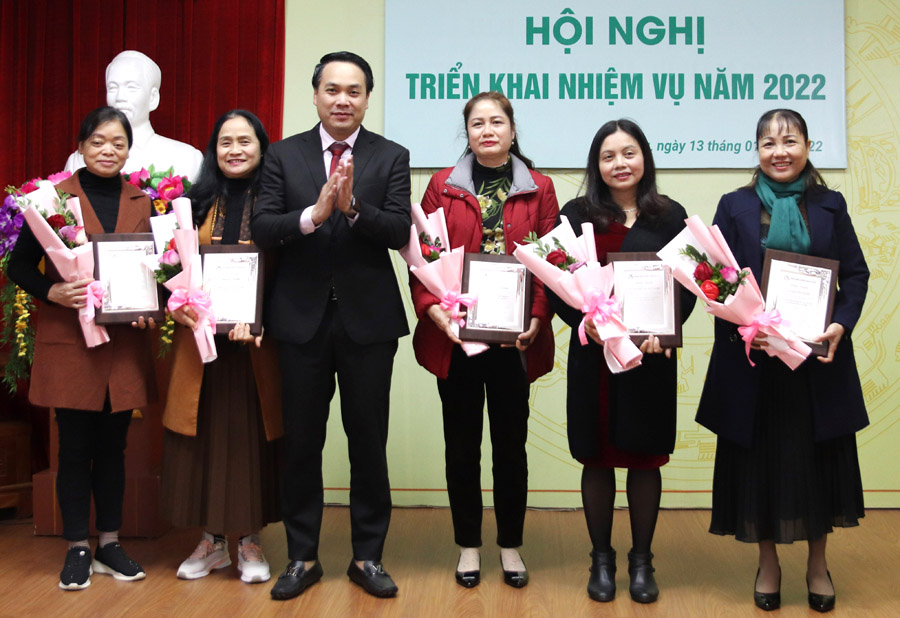 Lãnh đạo Ngân hàng CSXH tỉnh trao Bằng vinh danh của Tổng Giám đốc Ngân hàng CSXH Việt Nam cho các cá nhân.