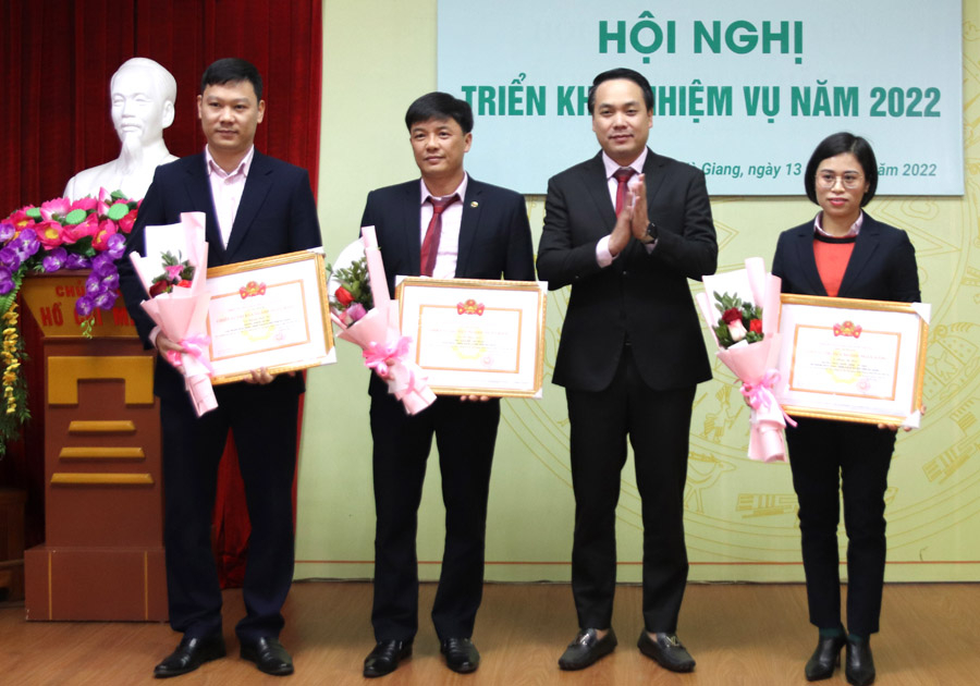 Lãnh đạo Ngân hàng CSXH tỉnh trao danh hiệu Chiến sĩ thi đua ngành Ngân hàng của Thống đốc Ngân hàng Nhà nước Việt Nam cho 3 cá nhân.