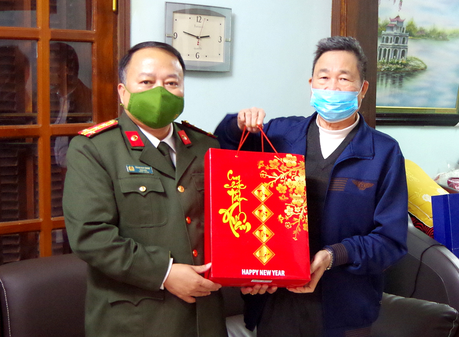 Giám đốc Công an tỉnh Phan Huy Ngọc tặng quà Tết gia đình đồng chí Nguyễn Viết Xuân.
