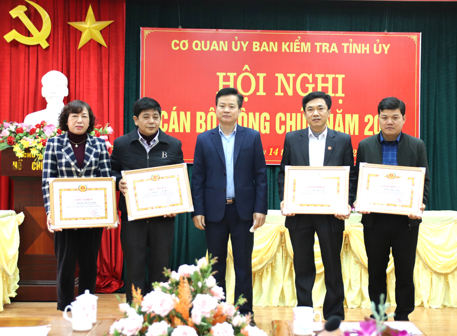 Chủ nhiệm UBKT Tỉnh ủy Trần Quang Minh khen thưởng các đảng viên hoàn thành xuất sắc nhiệm vụ năm 2021.
