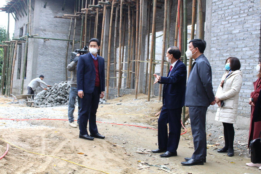 1. Đồng chí Vũ Mạnh Hà kiểm tra các công trình đang được xây dựng tại Trường Chính trị tỉnh.