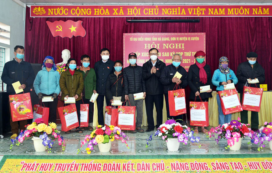 Phó Bí thư Thường trực Tỉnh ủy, Chủ tịch HĐND tỉnh Thào Hồng Sơn tặng quà Tết cho một số hộ gia đình chính sách trên địa bàn xã Trung Thành.