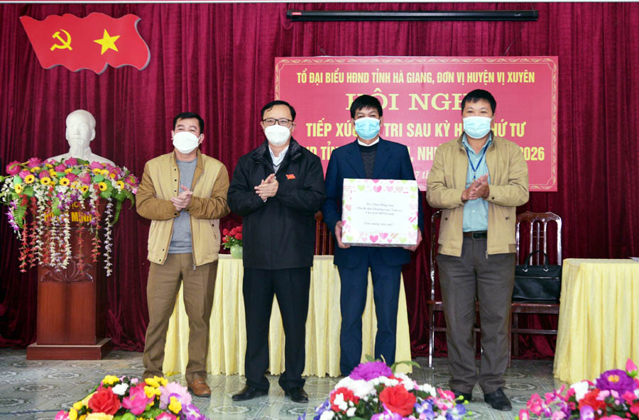 Phó Bí thư Thường trực Tỉnh ủy, Chủ tịch HĐND tỉnh Thào Hồng Sơn tặng quà, chúc Tết Đảng bộ xã Trung Thành.